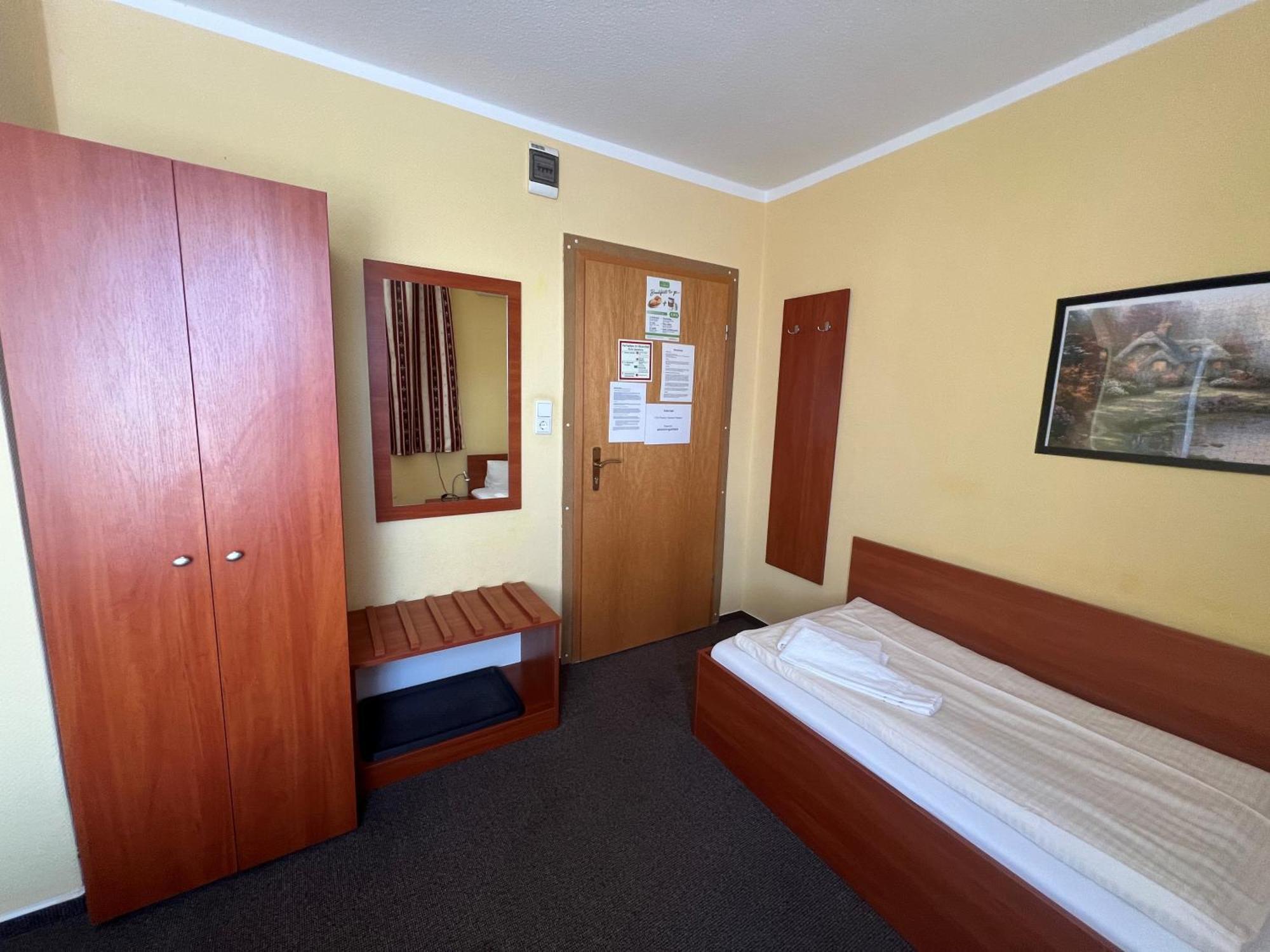 Pension Garbsen Exteriör bild